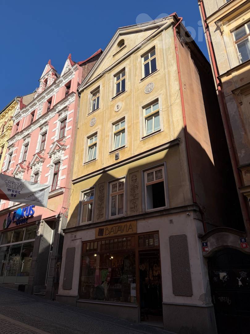 Šikmý pohled na okrovou fasádu domu na Pražské v Liberci